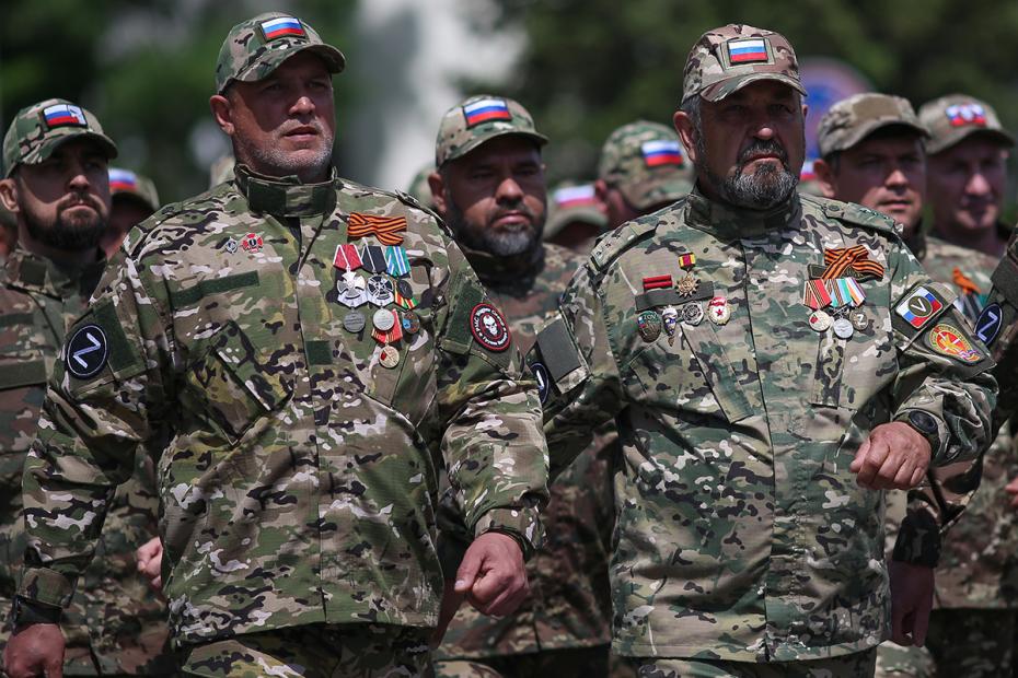 Участники специальной военной операции на военном параде в честь 80-летия победы в Великой Отечественной войне в Новороссийске