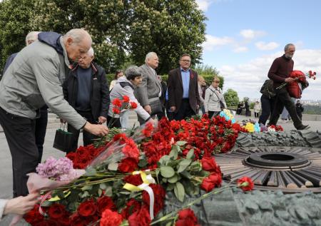 В Киеве продолжается паломничество украинцев к Вечному огню