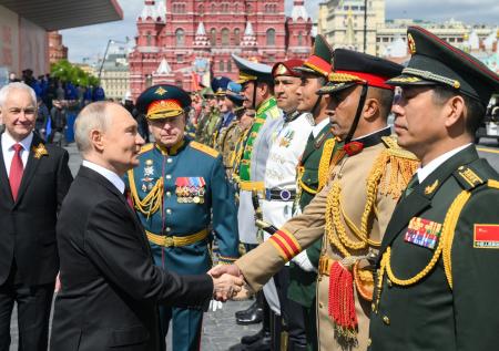 Путин разрядил обстановку, когда военный запнулся при приветствии