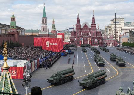 Составлен список артистов, поздравивших россиян с Днем Победы