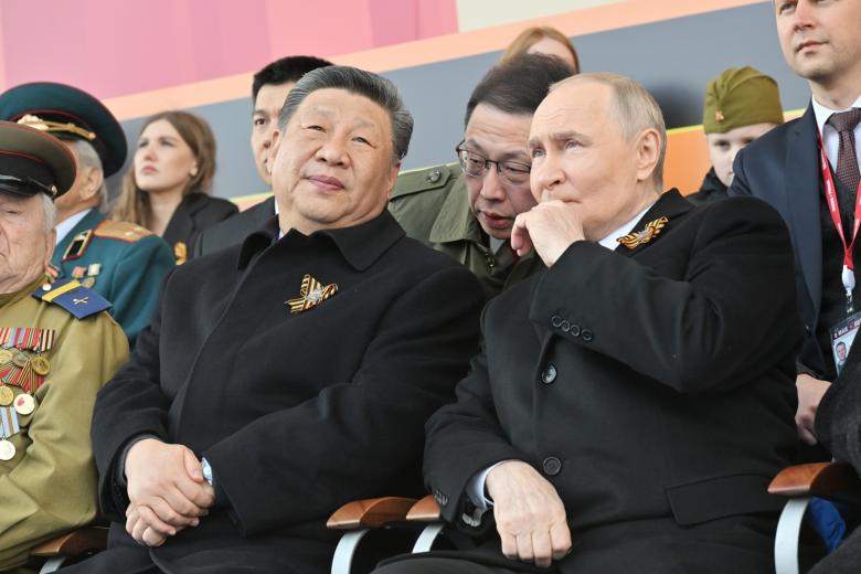 Президент РФ Владимир Путин и председатель КНР Си Цзиньпин на Красной площади в Москве на военном параде, посвященном 80-летию Победы