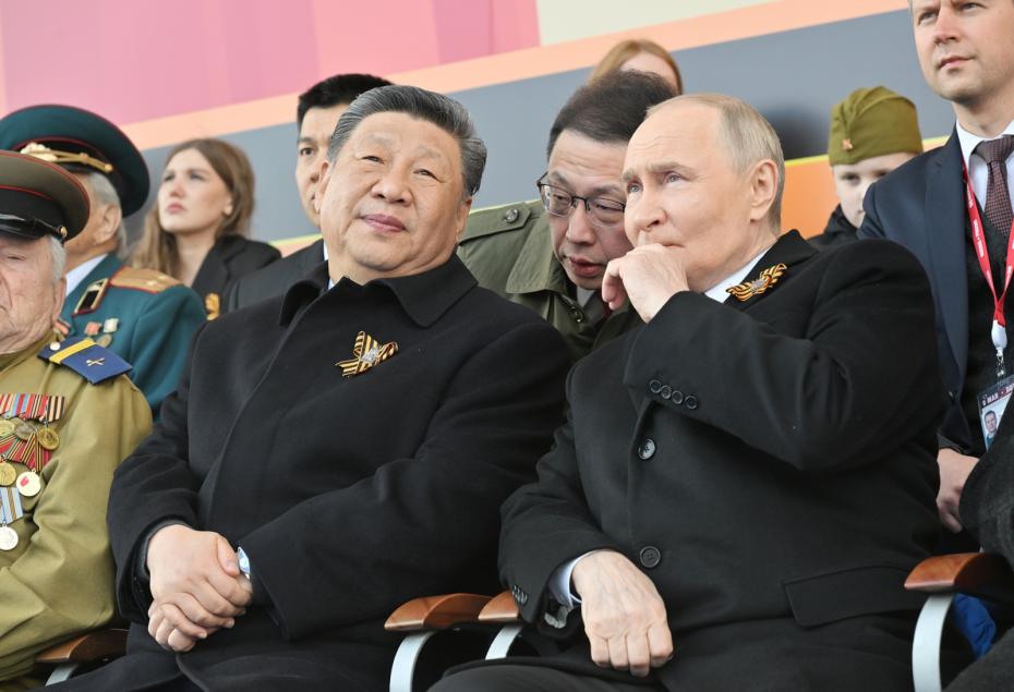 Президент РФ Владимир Путин и председатель КНР Си Цзиньпин на Красной площади в Москве на военном параде, посвященном 80-летию Победы