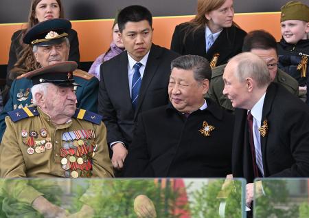 Путин и Си Цзиньпин пообщались с ветераном ВОВ