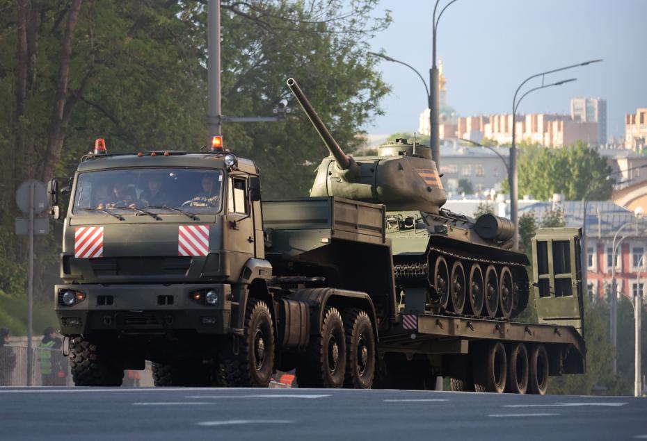 Танк Т-34 во время движения по центру Москвы в честь 80-й годовщины победы в Великой Отечественной войне