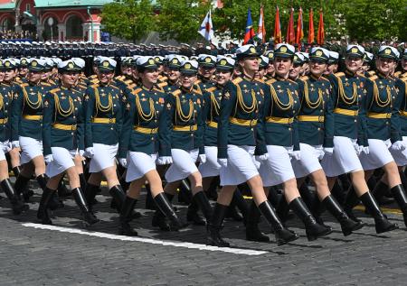 Женщины-военнослужащие прошли в парадном строю на Красной площади