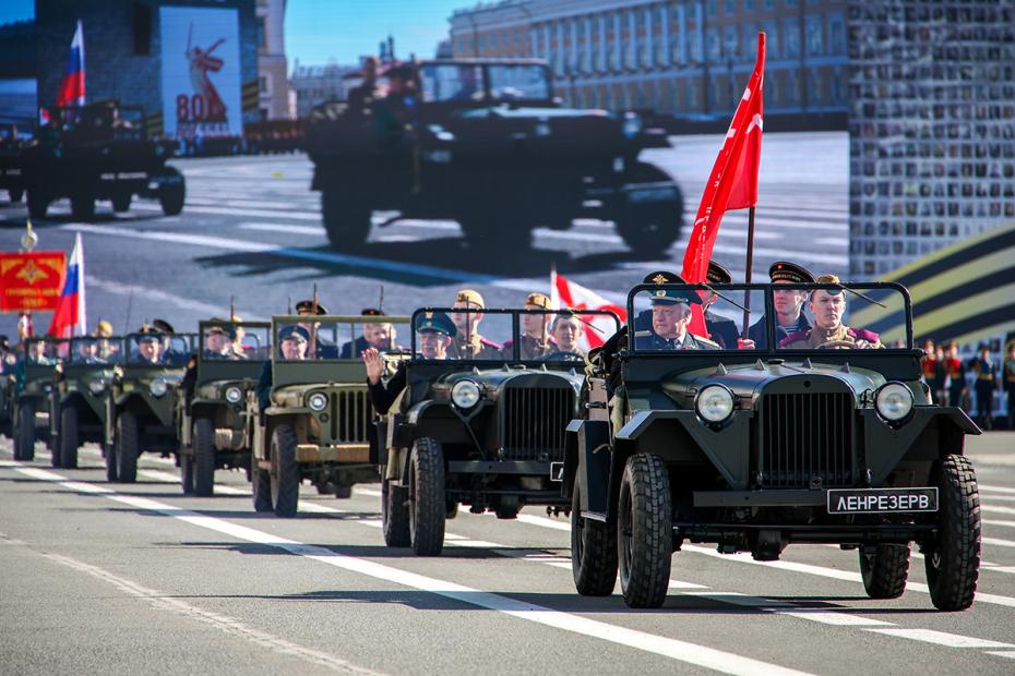 Автомобили времен Великой Отечественной войны во время парада, посвященного 80-й годовщине победы в Великой Отечественной войне, на Дворцовой площади