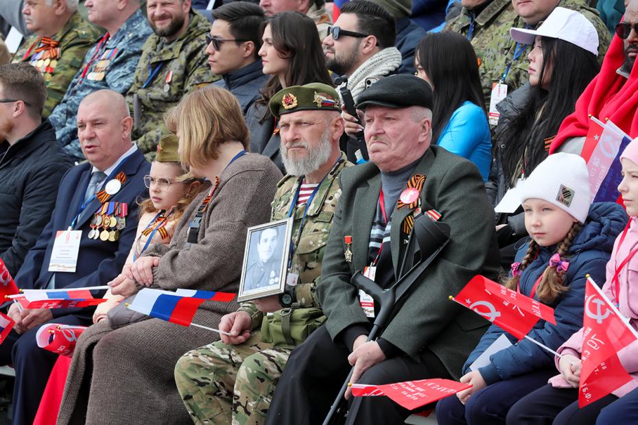 Зрители на военном параде в честь 80-летия Победы в Великой Отечественной войне в Туле