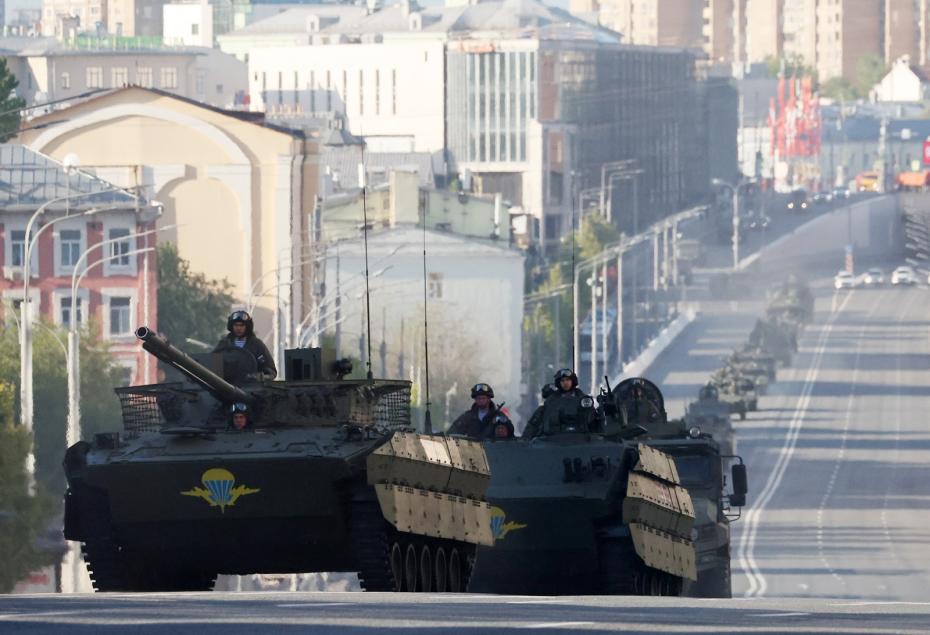 Колонна  военной техники во время движения по центру Москвы в честь 80-й годовщины победы в Великой Отечественной войне
