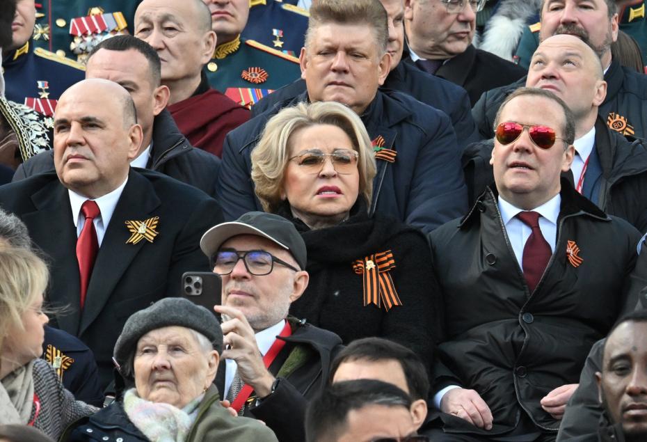 Председатель правительства РФ Михаил Мишустин, председатель Совета Федерации Валентина Матвиенко и заместитель председателя Совета безопасности РФ Дмитрий Медведев на Красной площади в Москве на военном параде, посвященном 80-летию победы в Великой Отечес