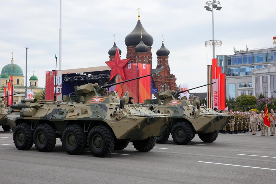 Бронетранспортеры БТР-82А на военном параде в честь 80-летия Победы в Великой Отечественной войне в Туле