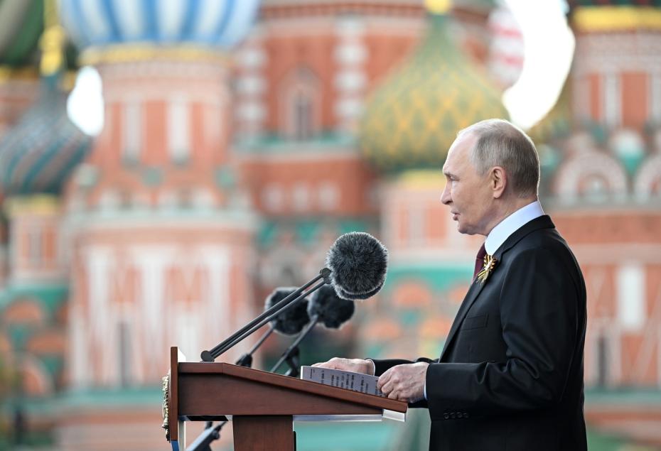 Президент РФ Владимир Путин выступает на Красной площади в Москве на военном параде, посвященном 80-летию Победы