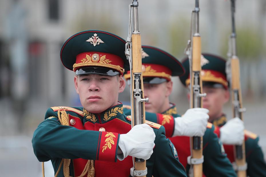 Военнослужащие на военном параде в честь 80-летия Победы в Великой Отечественной войне в Туле