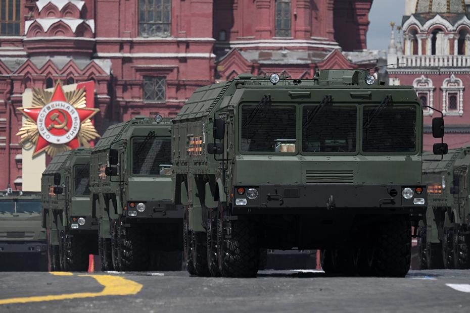 Оперативно-тактические ракетные комплексы (ОТРК) «Искандер-М» на Красной площади в Москве на военном параде, посвященном 80-летию победы в Великой Отечественной войне