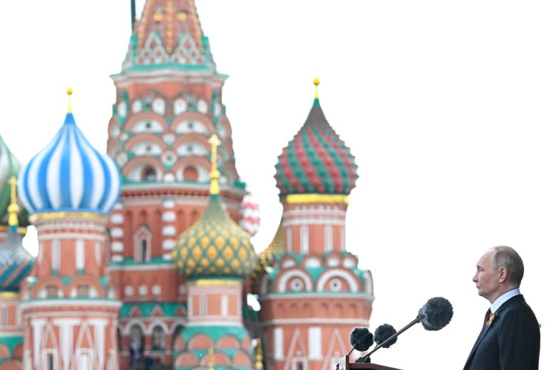 Президент РФ Владимир Путин выступает на Красной площади в Москве на военном параде, посвященном 80-летию Победы