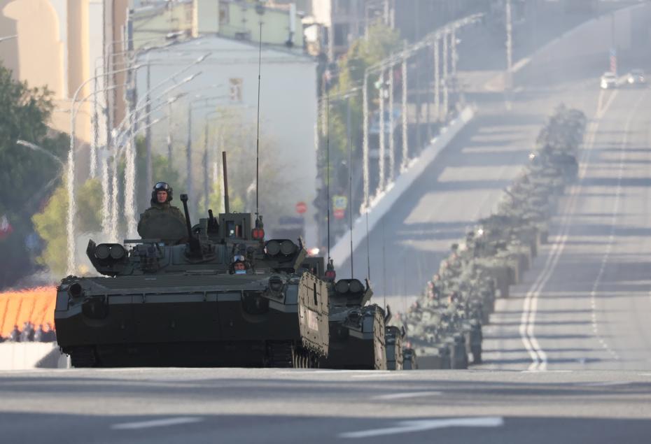 Колонна  военной техники во время движения по центру Москвы в честь 80-й годовщины победы в Великой Отечественной войне