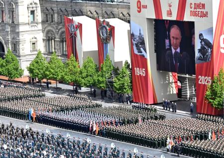 Путин поздравил участников парада с 80-летием Победы