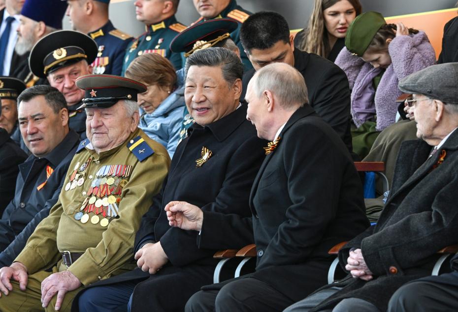 Президент РФ Владимир Путин и председатель КНР Си Цзиньпин (в центре слева) на Красной площади в Москве на военном параде, посвященном 80-летию Победы