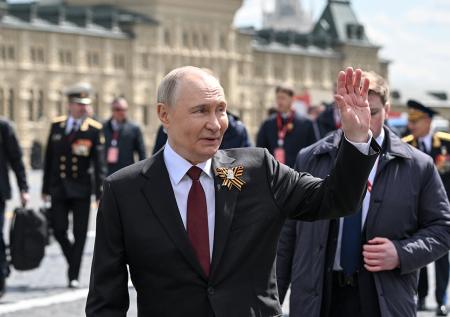 Путин одним жестом оценил юбилейный парад Победы