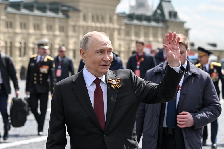 Президент РФ Владимир Путин на Красной площади в Москве на военном параде