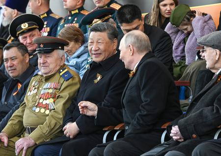 Политолог указал на важную деталь в одежде Си Цзиньпина на параде в Москве