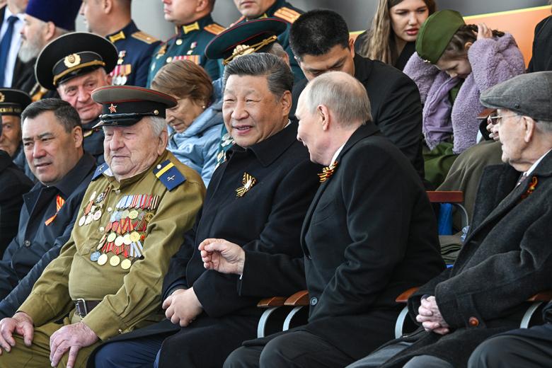 Президент РФ Владимир Путин и председатель КНР Си Цзиньпин (в центре слева) на Красной площади в Москве на военном параде, посвященном 80-летию Победы