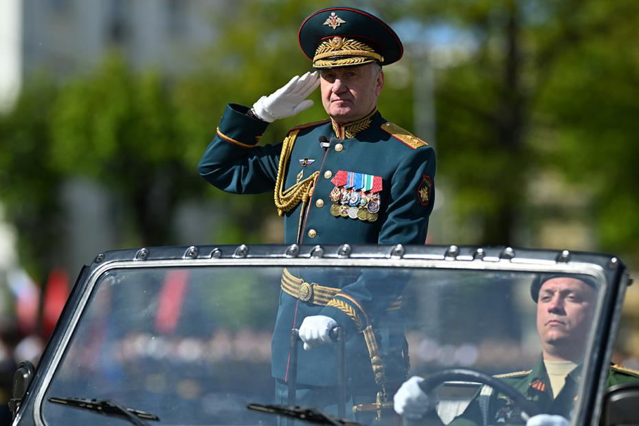 Начальник Военной академии войсковой противовоздушной обороны Вооруженных Сил РФ имени Маршала Советского Союза А. М. Василевского, генерал-лейтенант Глеб Еремин на военном параде в честь 80-летия победы в Великой Отечественной войне в Смоленске