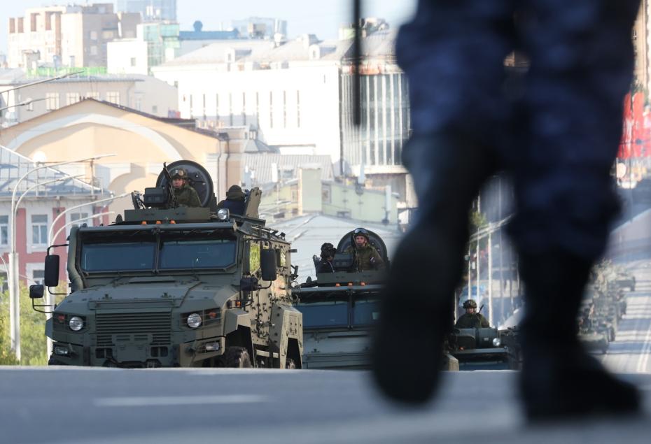Колонна  военной техники во время движения по центру Москвы в честь 80-й годовщины победы в Великой Отечественной войне