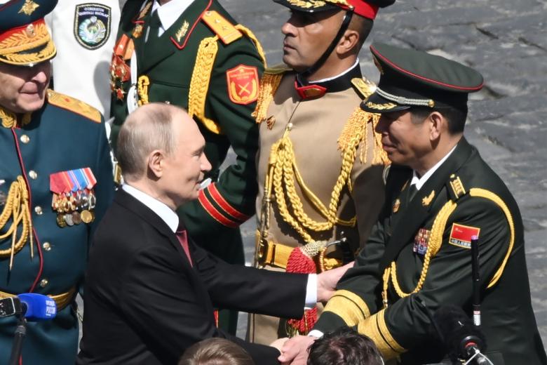 Владимир Путин пожал руку представителю Вооруженных сил КНР