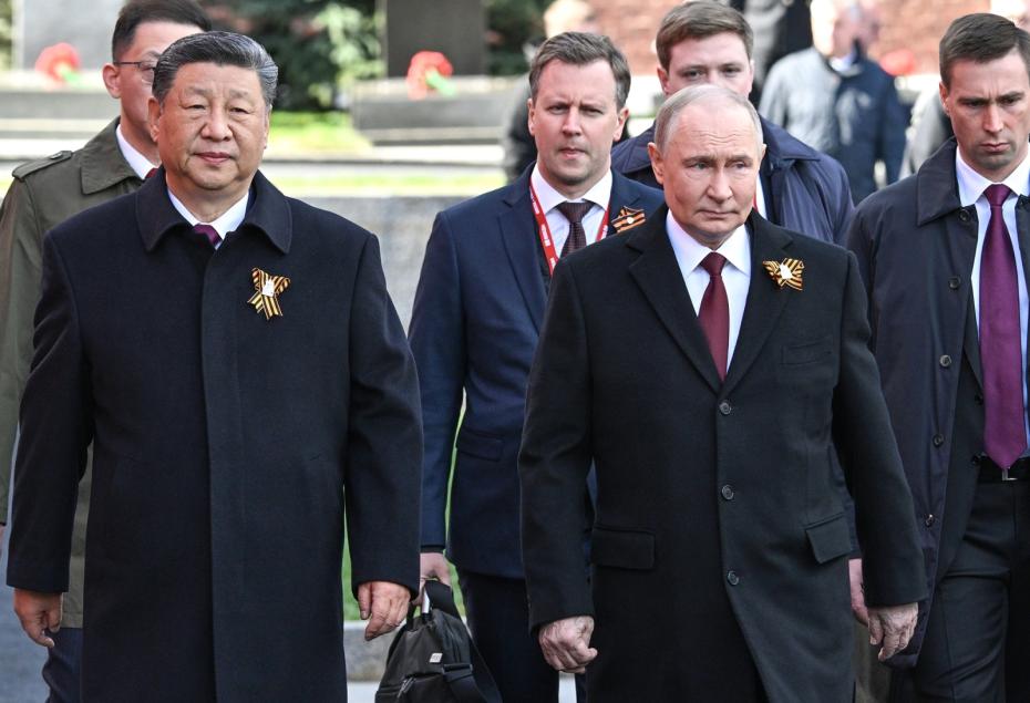 Президент РФ Владимир Путин и председатель КНР Си Цзиньпин (слева) на Красной площади в Москве перед началом военного парада, посвященного 80-летию Победы