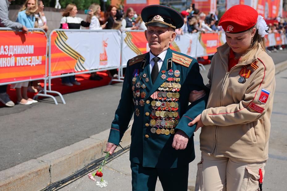 Ветеран ВОВ после военного парада в честь 80-летия Победы в Великой Отечественной войне на площади Павших Борцов в Волгограде