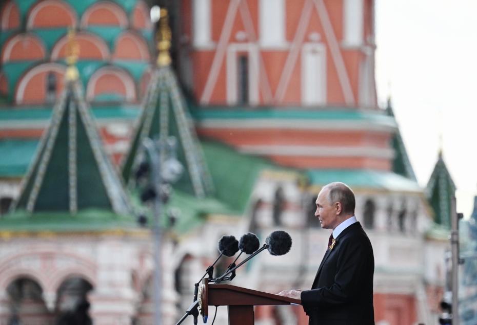 Президент РФ Владимир Путин выступает на Красной площади в Москве на военном параде, посвященном 80-летию Победы