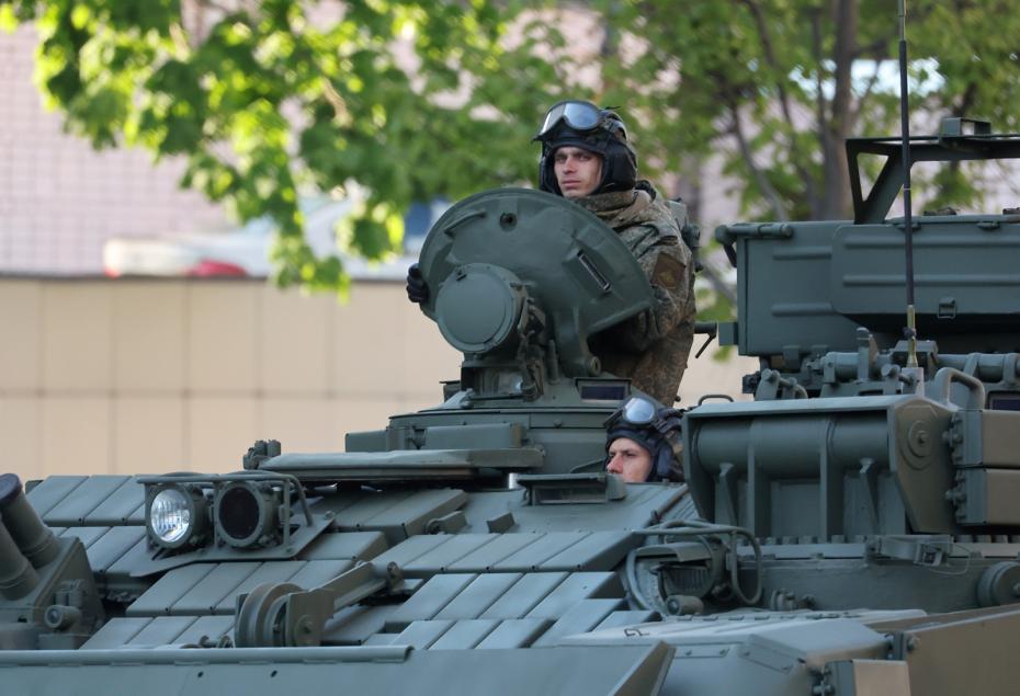 Военные на БТР во время движения по центру Москвы в честь 80-й годовщины победы в Великой Отечественной войне