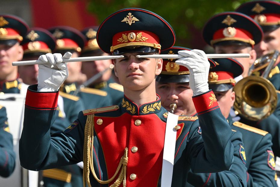 Военнослужащие 154-го отдельного комендантского Преображенского полка на Красной площади в Москве на военном параде, посвященном 80-летию победы в Великой Отечественной войне