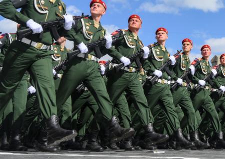 На Дворцовой площади заметили потерянный участником парада ботинок