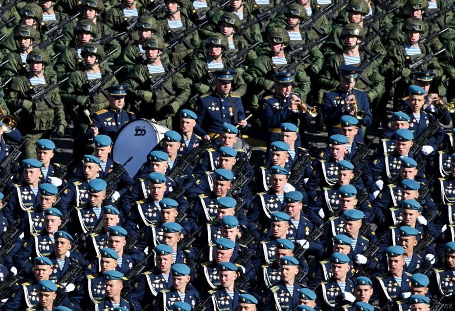Парадный расчет курсантов курсантов Рязанского высшего воздушно-десантного командного училища имени генерала армии В. Ф. Маргелова на Красной площади в Москве перед началом военного парада, посвященного 80-летию победы в Великой Отечественной войне.