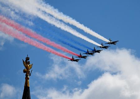 Шестерка Су-25 окрасила небо Москвы в цвета российского флага