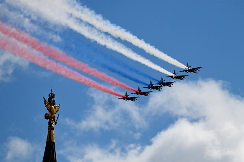 Штурмовики Су-25 на военном параде на Красной площади в Москве