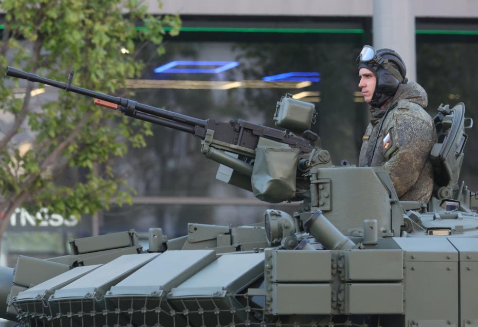 Военнослужащие во время движения по центру Москвы в честь 80-й годовщины победы в Великой Отечественной войне