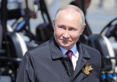 Путин в компании зарубежных коллег прибыл на Красную площадь