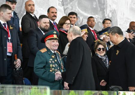 Путин пожал руки ветеранам на параде Победы