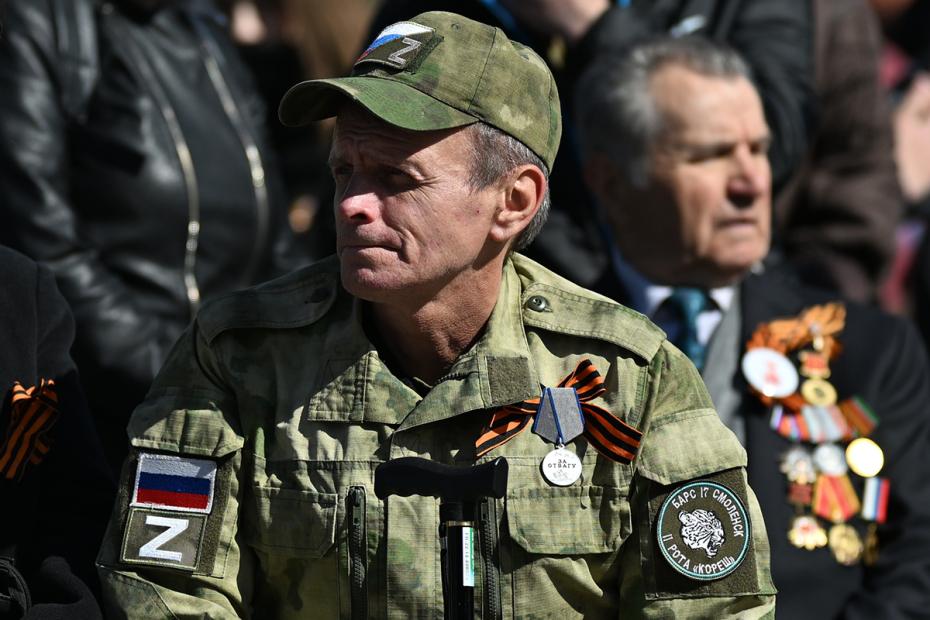 Зрители во время военного парада в честь 80-летия победы в Великой Отечественной войне в Смоленске