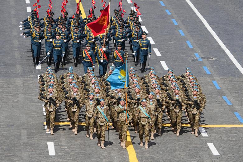 Военнослужащие Вооруженных сил Казахстана и Киргизии на Красной площади в Москве на военном параде, посвященном 80-летию победы в Великой Отечественной войне