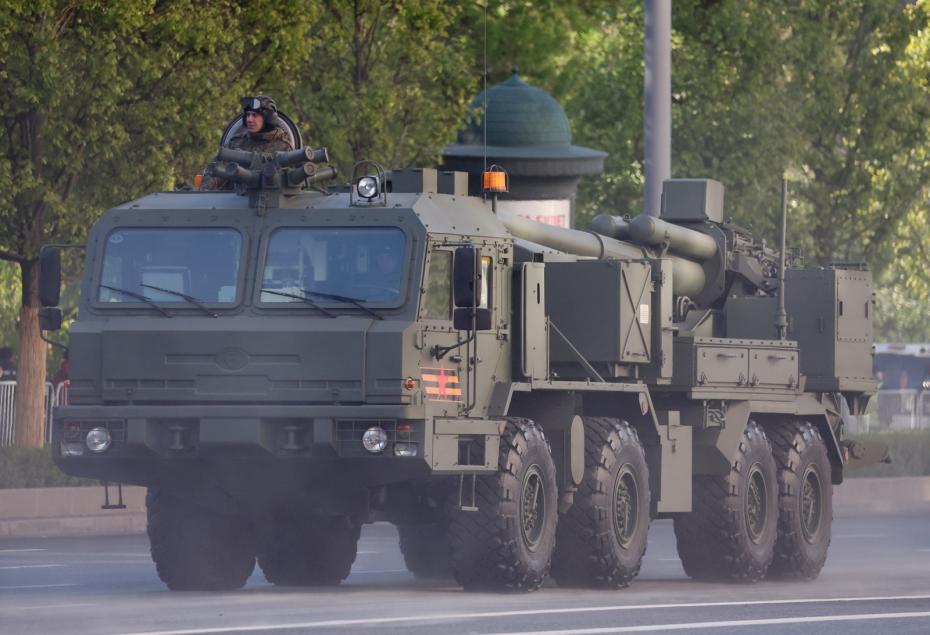 Колонна  военной техники во время движения по центру Москвы в честь 80-й годовщины победы в Великой Отечественной войне