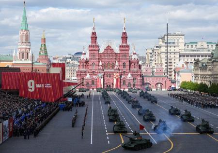Парад Победы транслировали для жителей европейского города
