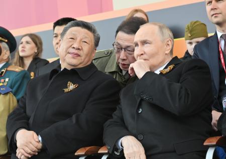 Раскрыто, кто сидит рядом с Путиным на параде Победы