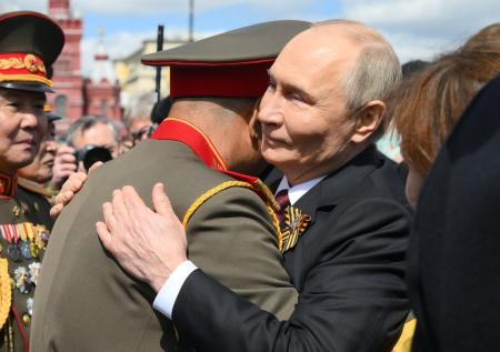 Путин обнял помогавшего освобождать Курскую область бойца КНДР
