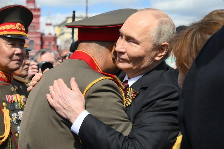 Владимир Путин обнял бойца КНДР