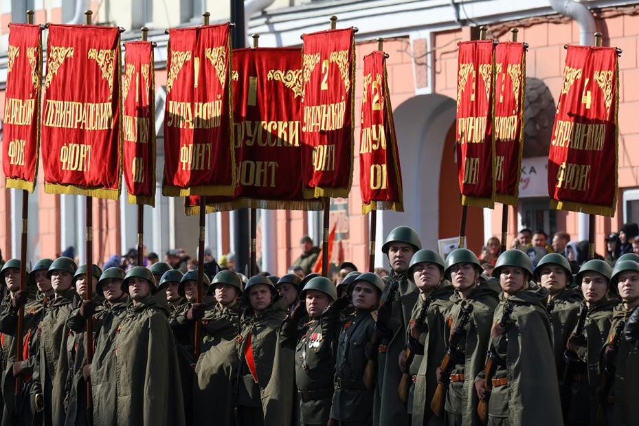 Военнослужащие на военном параде в честь 80-летия победы в Великой Отечественной войне в Мурманске