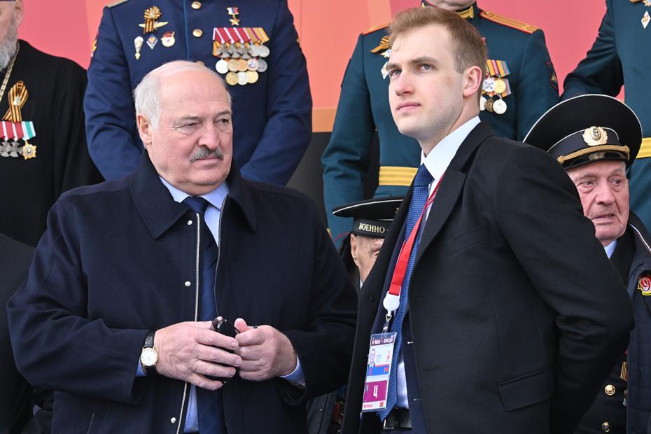 Президент Белоруссии Александр Лукашенко и его сын Николай на Красной площади в Москве на военном параде, посвященном 80-летию Победы