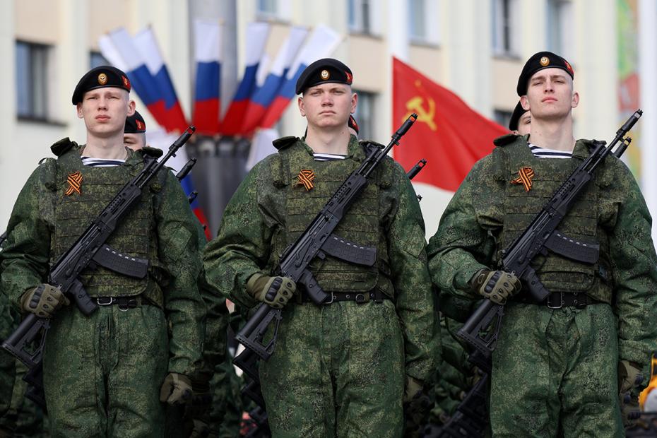 Военнослужащие на военном параде в честь 80-летия победы в Великой Отечественной войне в Мурманске